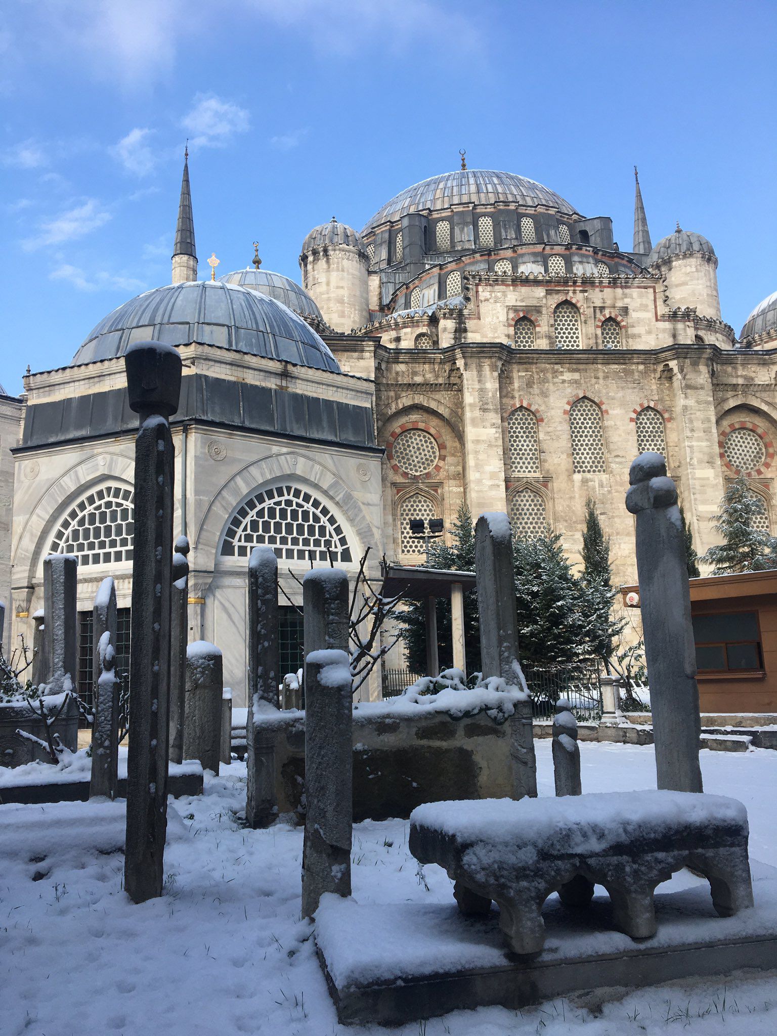 İSTANBUL'UN ORTASINDA DİNİ-TASAVVUFİ HAYAT: DİREKLERARASI-SÜLEYMANİYE
